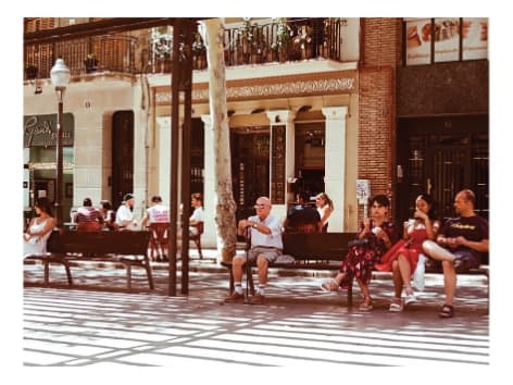 et regarder les gens, tant qu'y en a